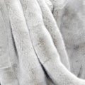 Luxuriös weich und elegant: Plaid „Seal Platin“ von Carma