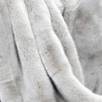 Luxuriös weich und elegant: Plaid „Seal Platin“ von Carma
