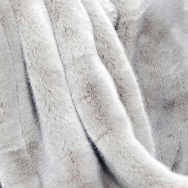 Luxuriös weich und elegant: Plaid „Seal Platin“ von Carma