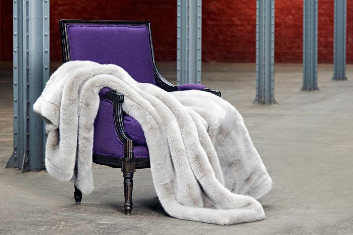 Luxuriös weich und elegant: Plaid „Seal Platin“ von Carma