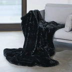 Edles Plaid „AWASSI Black“ von CARMA – stilvolle Wohndecke in Schwarz